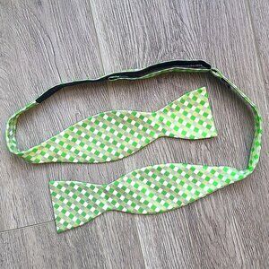 Adjustable green checkered bowtie